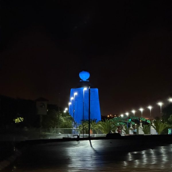 Light it up blue Mitad del mundo